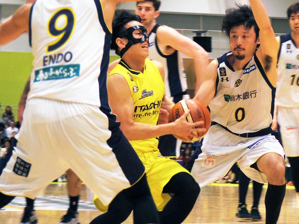 終盤リングにアタックし続けた伊藤駿（たかし）選手（中央黄色のユニホーム）