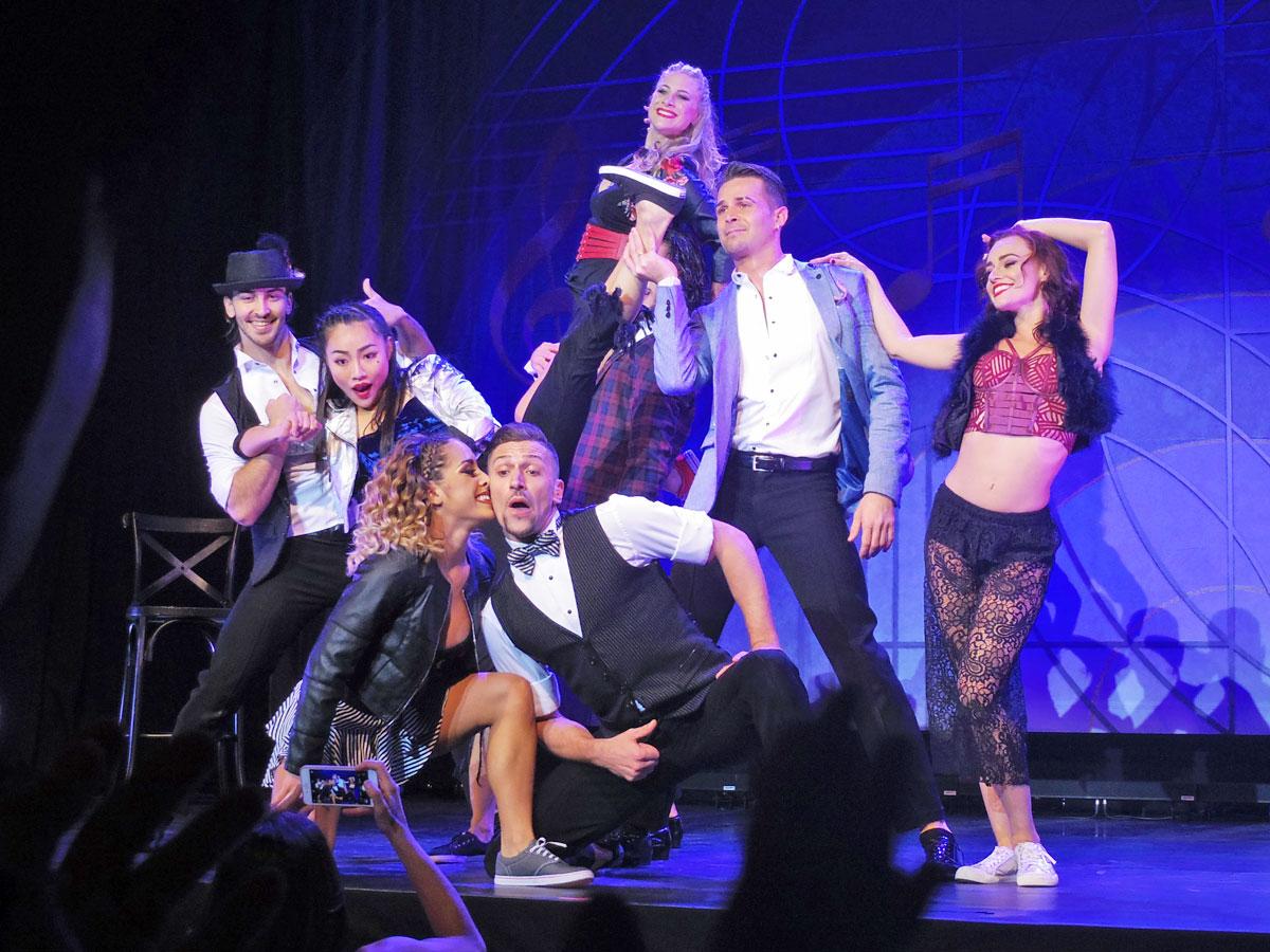 製作発表でダンスパフォーマンスを披露したダンサーたち