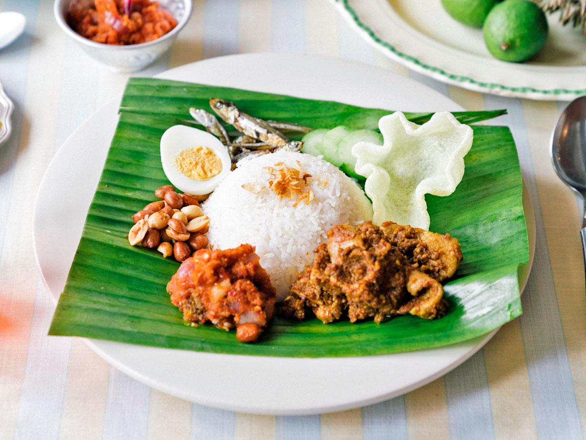 ココナツミルクで炊くご飯を中心とした「ナシレマ」（1,620円）