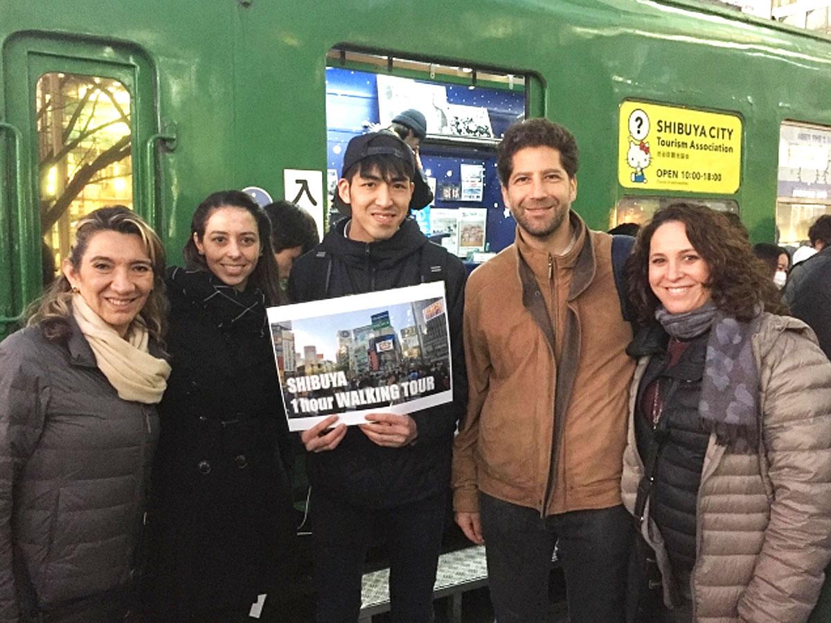 観光案内所を設置する青ガエルから駅周辺を中心に案内する