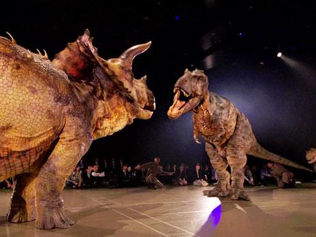 昨年公演時に激しい戦いを繰り広げたティラノサウルとトリケラトプス