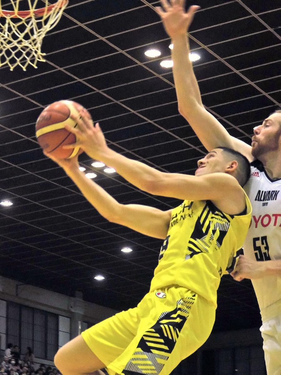 外国籍選手にも負けずゴールにアタックしたベンドラメ礼生選手（手前）