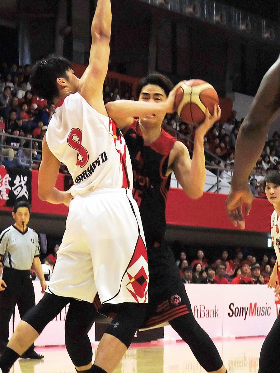 積極的にインサイドにアタックした竹内譲次選手（中央奥）