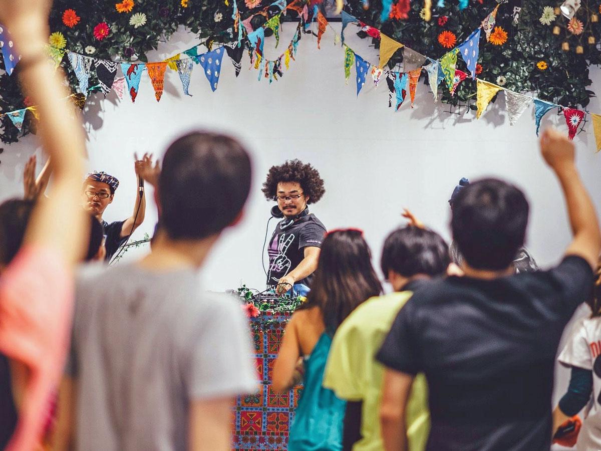 6時30分からDJのパフォーマンスヨガなどを展開する（写真は過去開催時の様子）