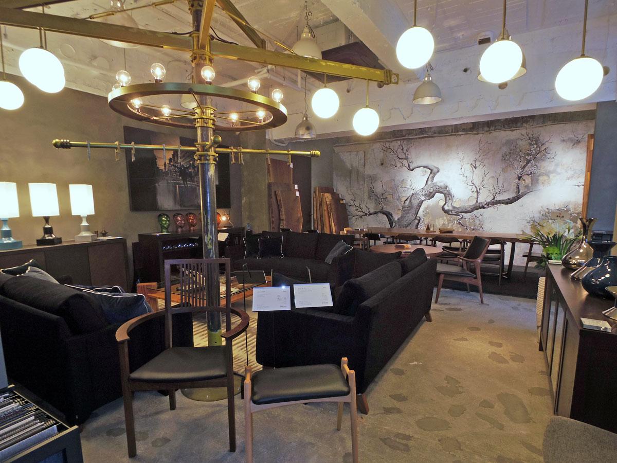 壁面の梅の絵が印象的な2階