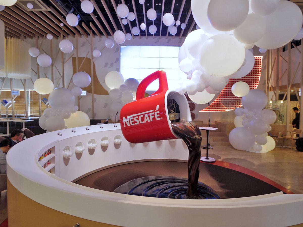 「泡」をイメージした装飾を施す店内