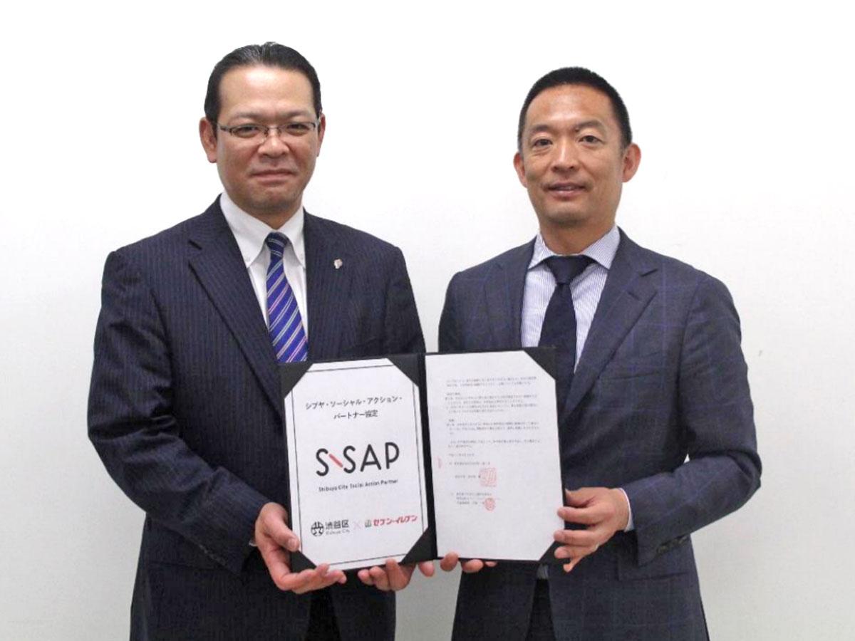 （左から）セブン‐イレブン・ジャパン京浜ゾーン・ゾーンマネジャー百瀬桂さんと長谷部健渋谷区長