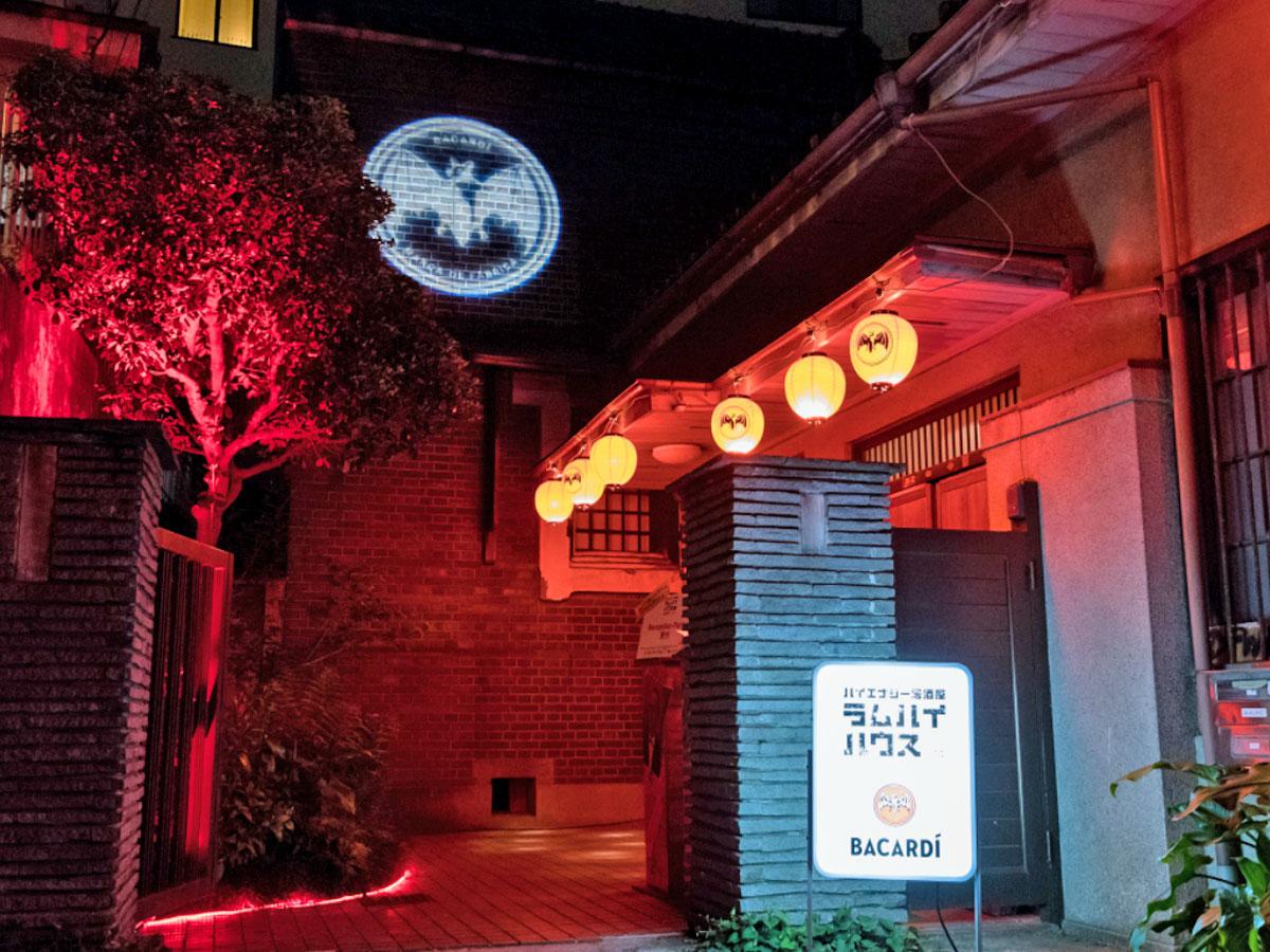 コウモリのロゴをプリントしたちょうちんを装飾する店頭