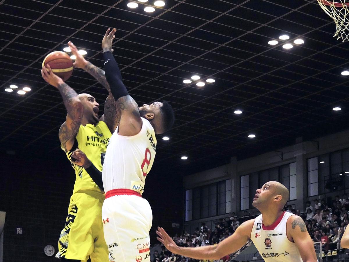 21得点リバウンド10本とダブル・ダブルの活躍を見せたロバート・サクレ選手（左）