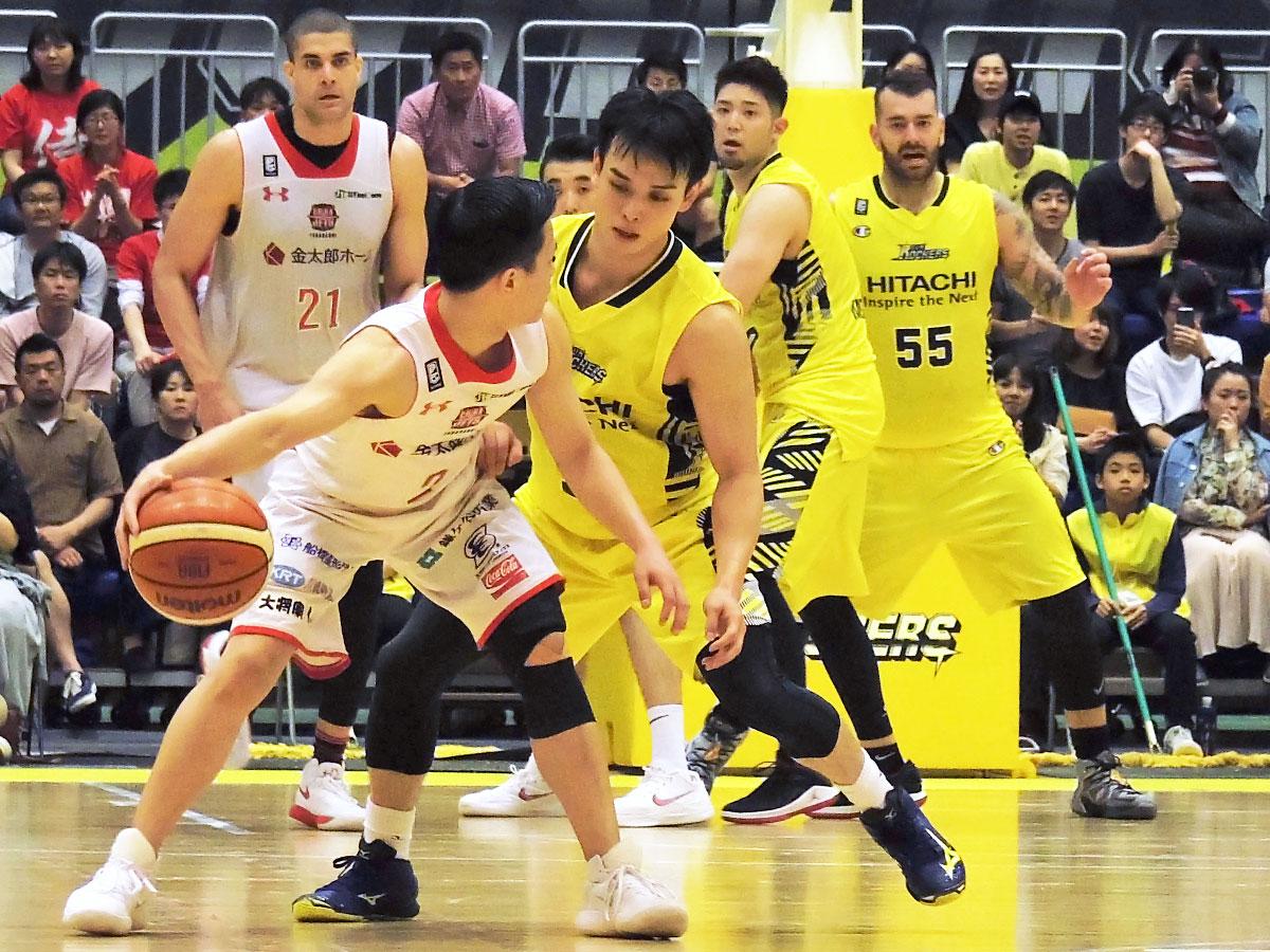 積極的にスチールを狙った伊藤駿選手（中央）