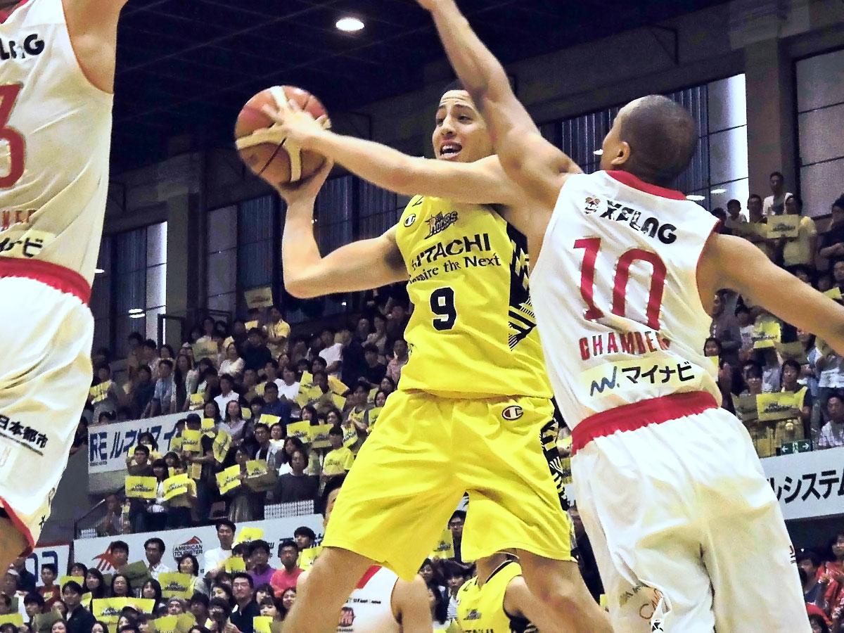 ディフェンスに負けず果敢にリングにアタックするが持ち味のベンドラメ選手（中央）