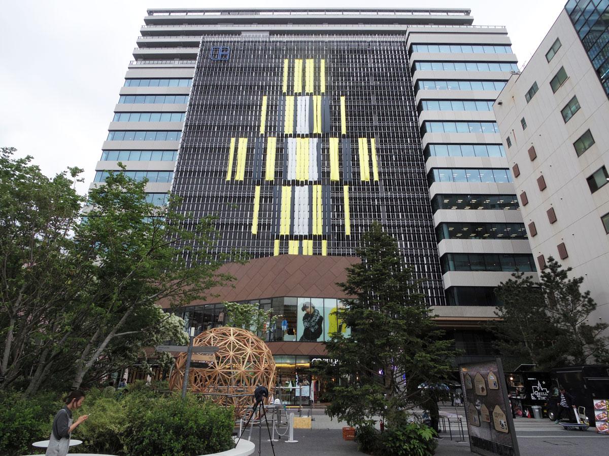 布を使って外観に「地球人からのメッセージ」を掲出した渋谷キャスト