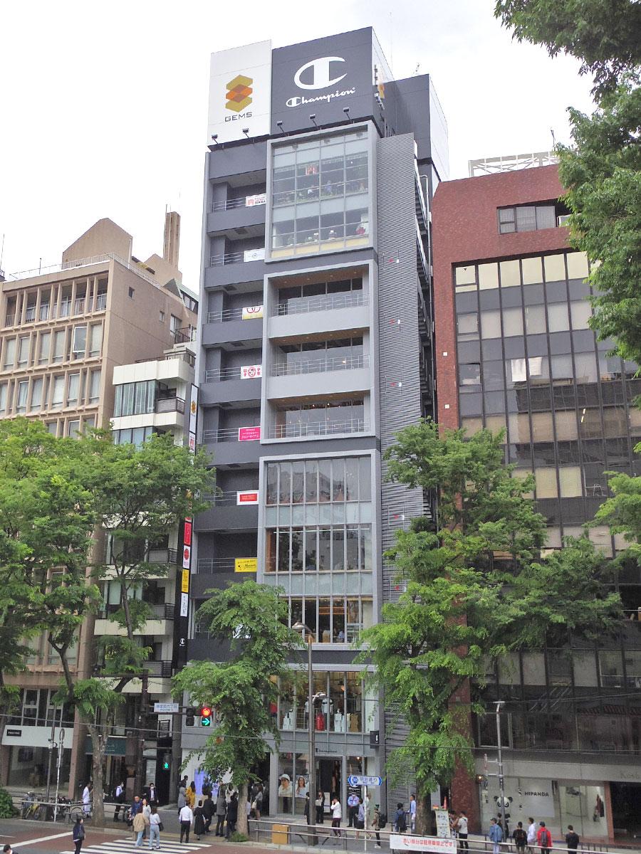 明治通りとファイヤー通りが交わる場所に位置する施設外観