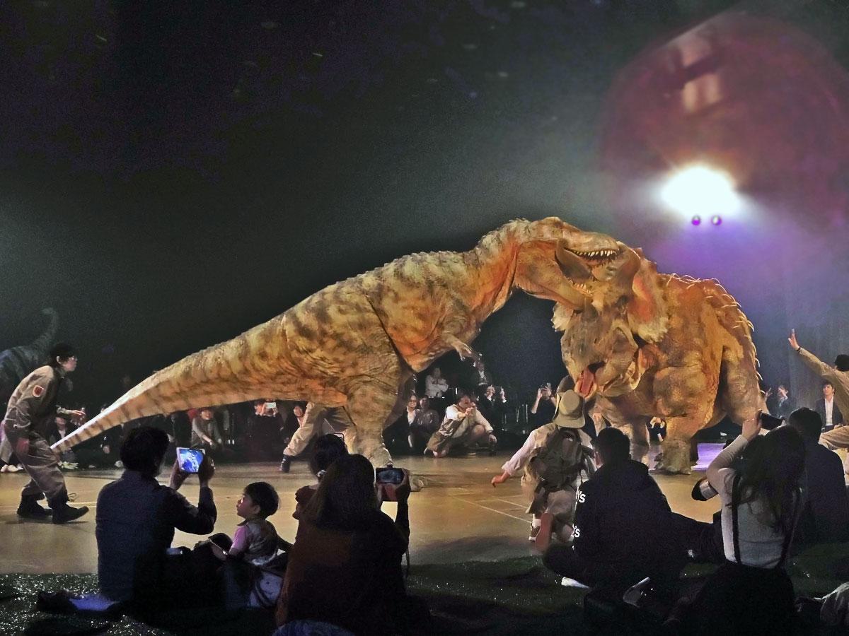 かみつくことで迫力が増したティラノサウルスとトリケラトプスの戦い