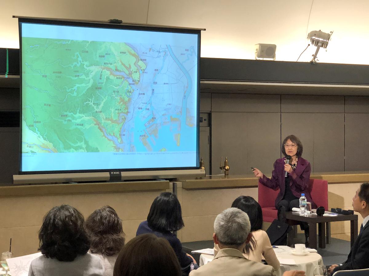 高低差が分かる標高地形図を使いながら文学作品を紹介する大竹昭子さん