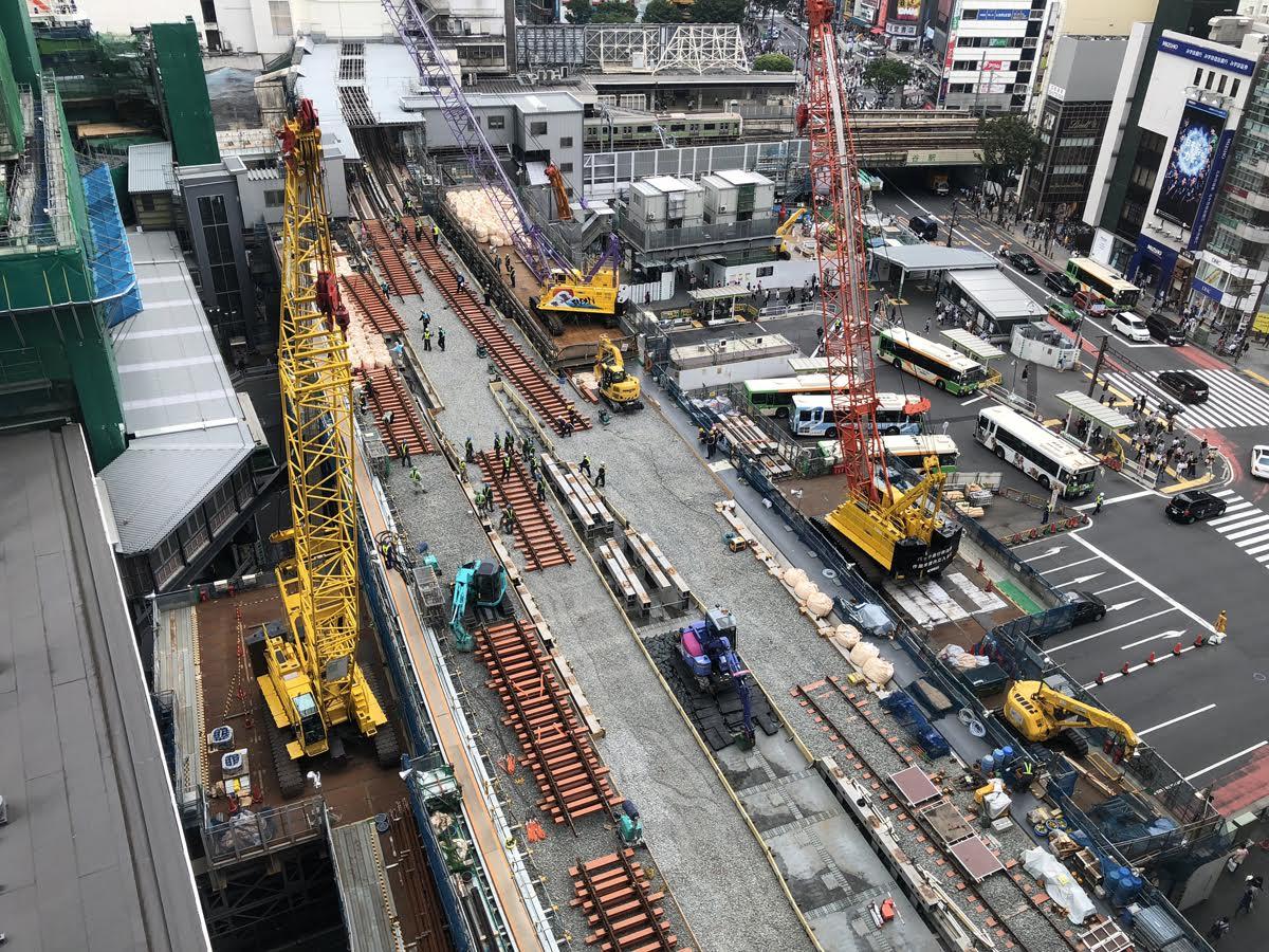 クレーンを使った線路の切り替え工事が進む現場