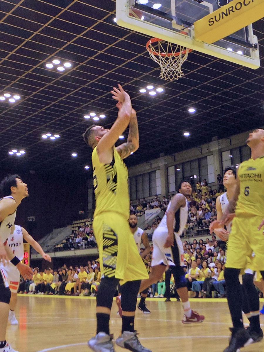 リバウンドに反応し残り1秒で決勝点を挙げたジョシュ・ハレルソン選手（中央手前）