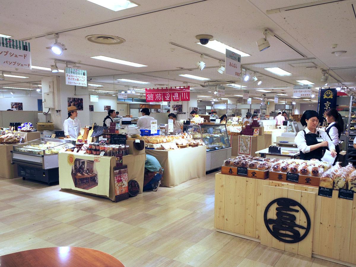 国内各地のパン店などが出店する場内
