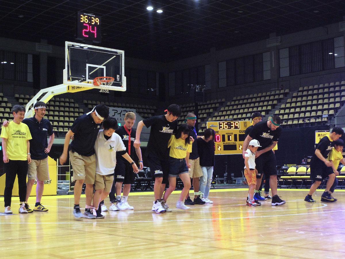 選手たちとファンがペアになって行った二人三脚