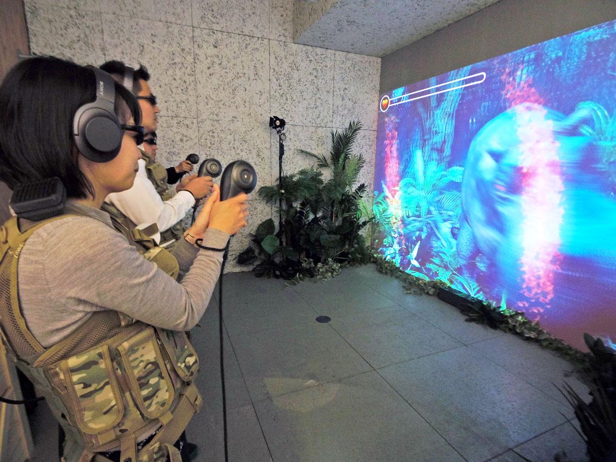 3D眼鏡や触覚を伝える技術を搭載したベストを着けて体験するゲーム