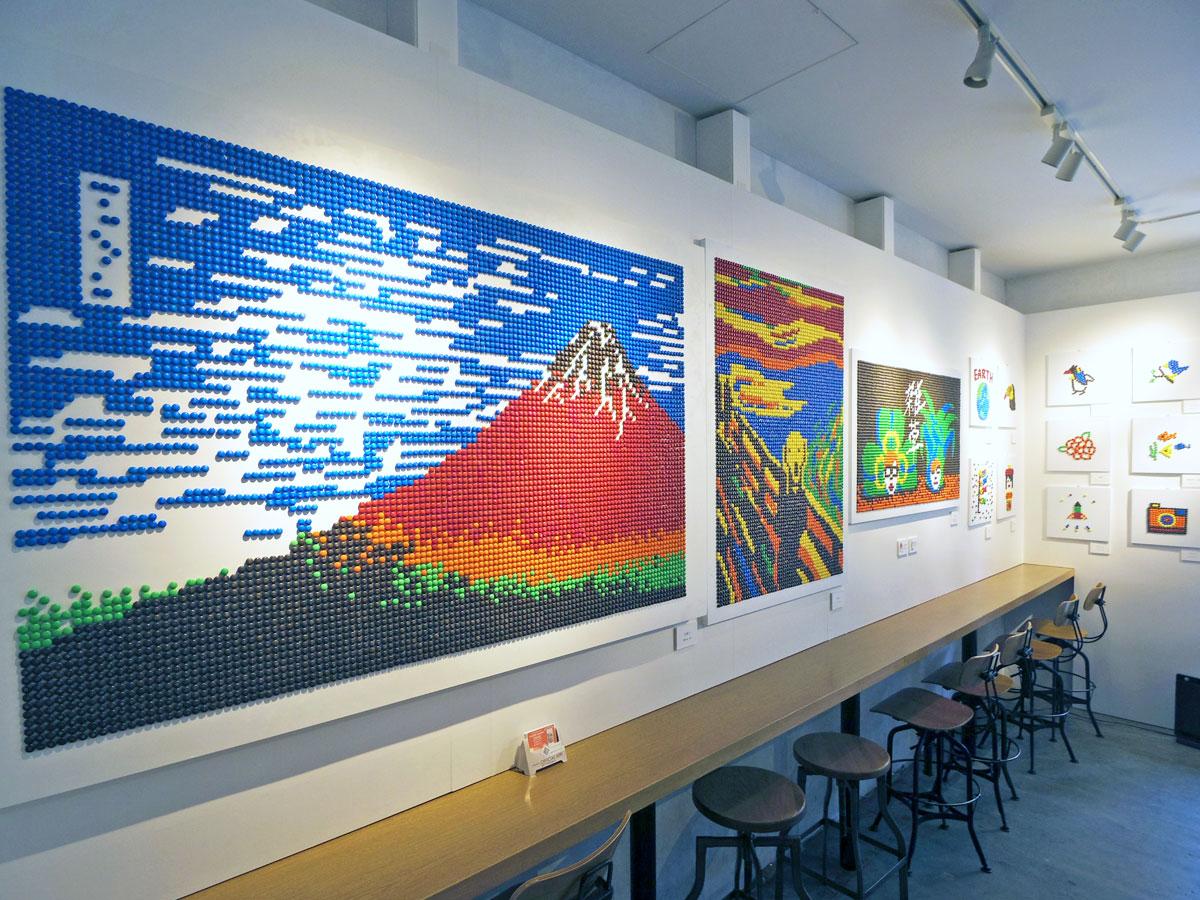 約7200粒を使った「赤富士」（葛飾北斎「富嶽三十六景 凱風快晴」）などの大作も並ぶ店内