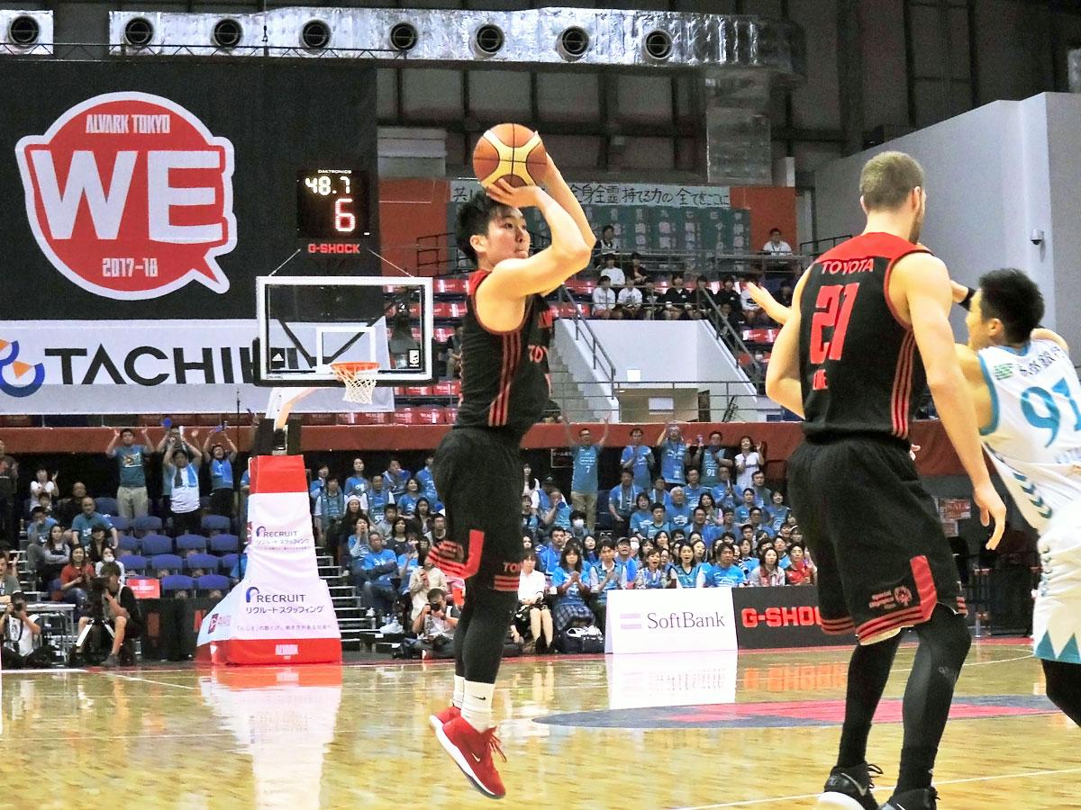 9得点アシスト4本などを決めた小島元基選手（写真中央）
