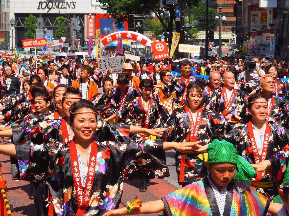 踊り手たちが道玄坂や文化村通りを踊りながら練り歩く（写真は昨年開催時の様子）