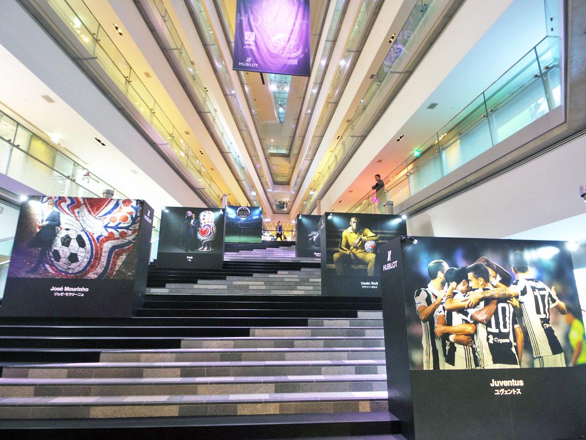 ペレさんやマラドーナさんらのビジュアルやサイン入りユニホームなどを展示するエキシビション会場