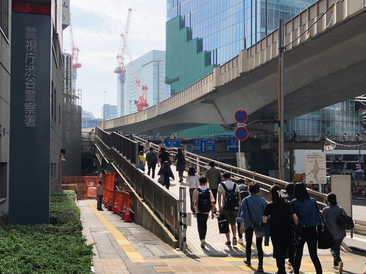 5月いっぱいで閉鎖される渋谷駅東口歩道橋のスロープ