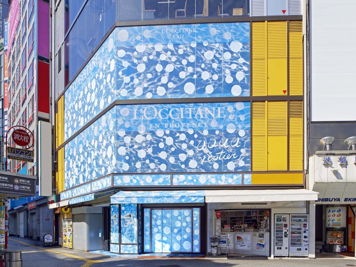 店舗外観。新スキンケアシリーズをイメージし、湧き水ジェルをイメージした限定企画を展開している