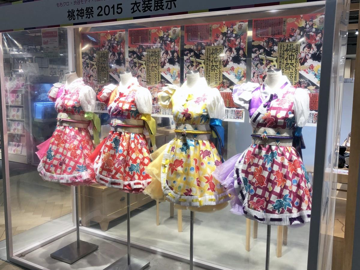 21日に始まった「ももクロ渋谷フェスタ」。会場にはももクロメンバーが実際に着用した衣装を展示。「桃神祭2015」の衣装（5階）も