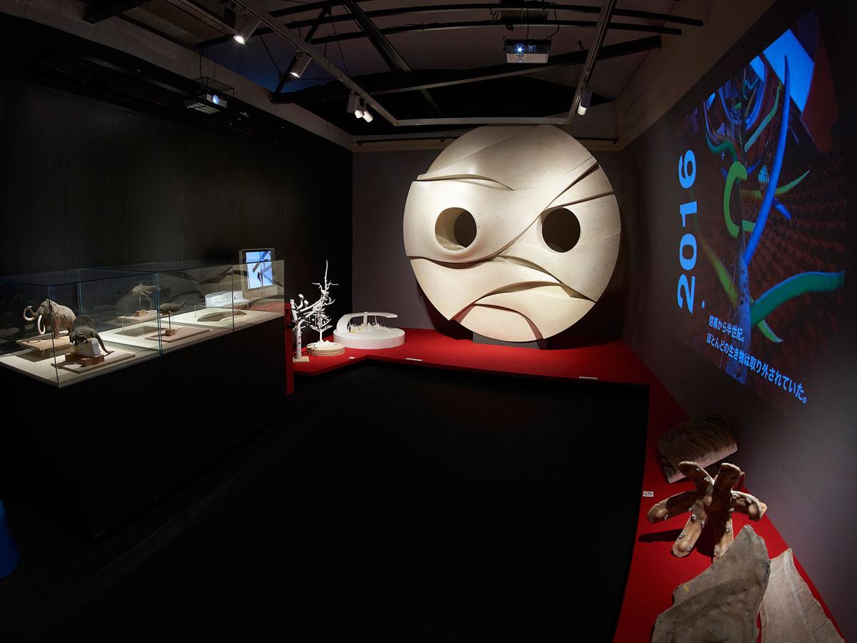 「地底の太陽」の原寸原型（写真奥）などを展示する館内