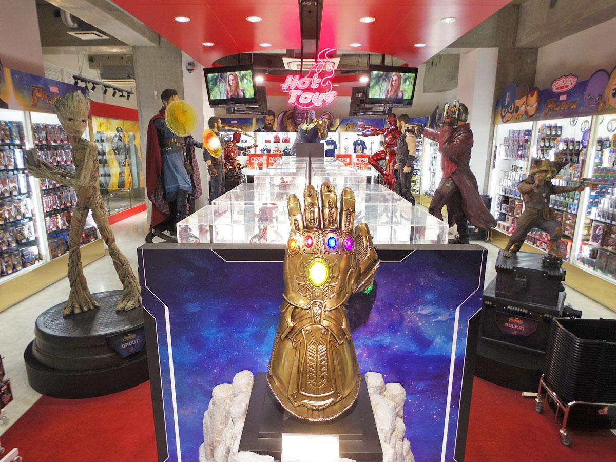 等身大フィギュアなどを展示する店内
