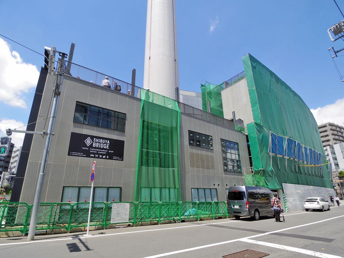 ホテルや事務所、店舗で構成するB棟の外壁には「渋谷ブリッジ」の施設名も見られる