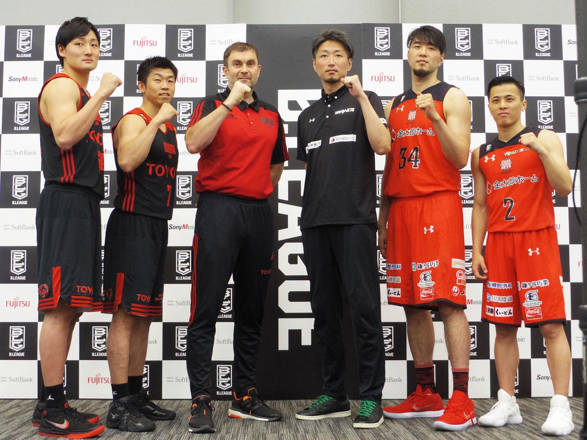 チャンピオンシップ決勝に向け会見に臨んだアルバルク東京（中央から左）と千葉ジェッツふなばし（同右）の選手たち