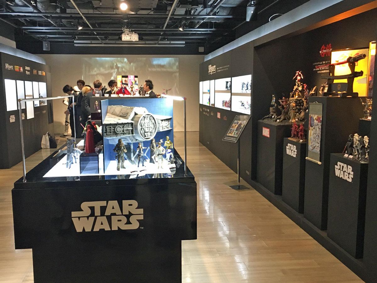 場内には約300点のフィギュアが並ぶ