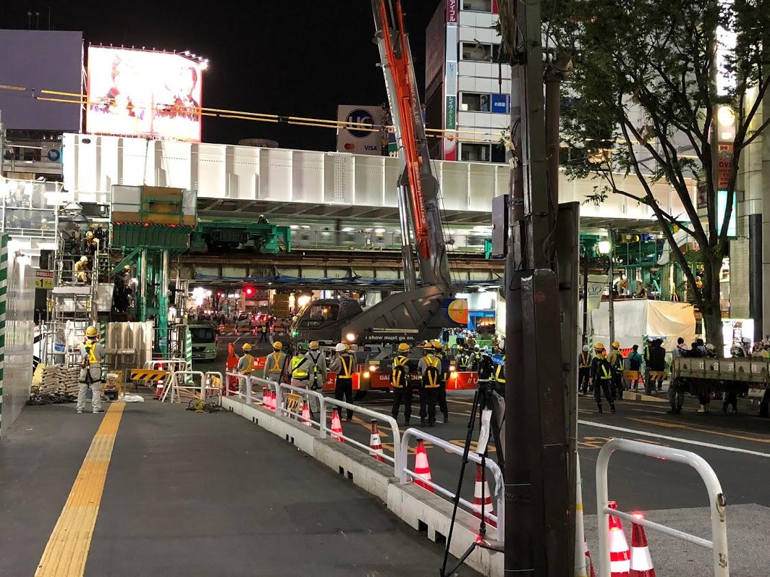 新しく架けられた橋桁の高さをジャッキを使って調整する工事の様子（26日夜）