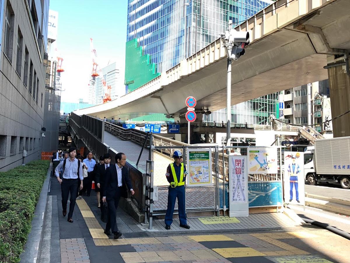 渋谷駅東口歩道橋の閉鎖されたスロープ部分。同時に渋谷警察署前の出入り口「16c」が開通した