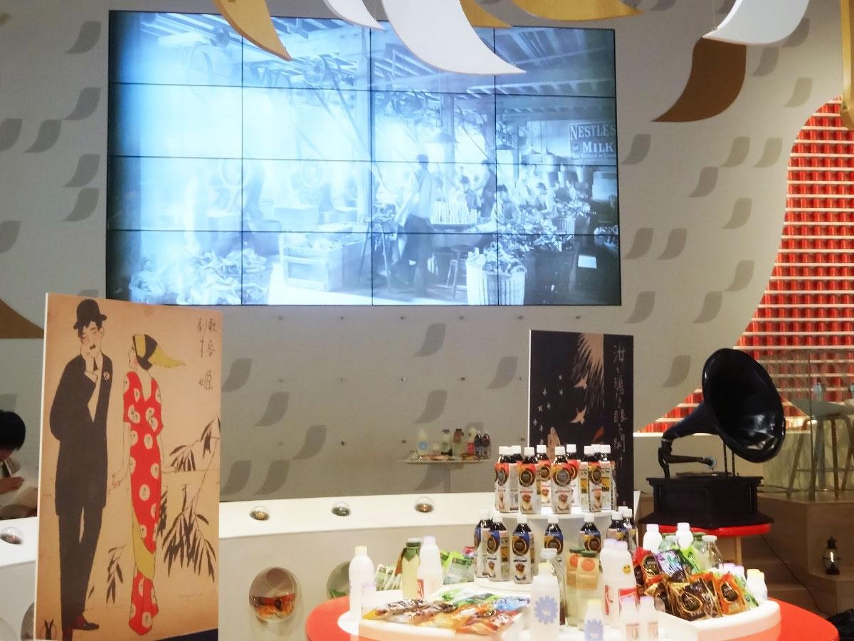 竹久夢二の作品パネルや蓄音機などを展示する店内