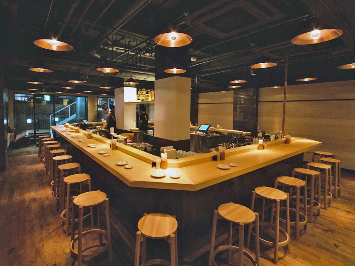 中央に360度のカウンターを配置する店内