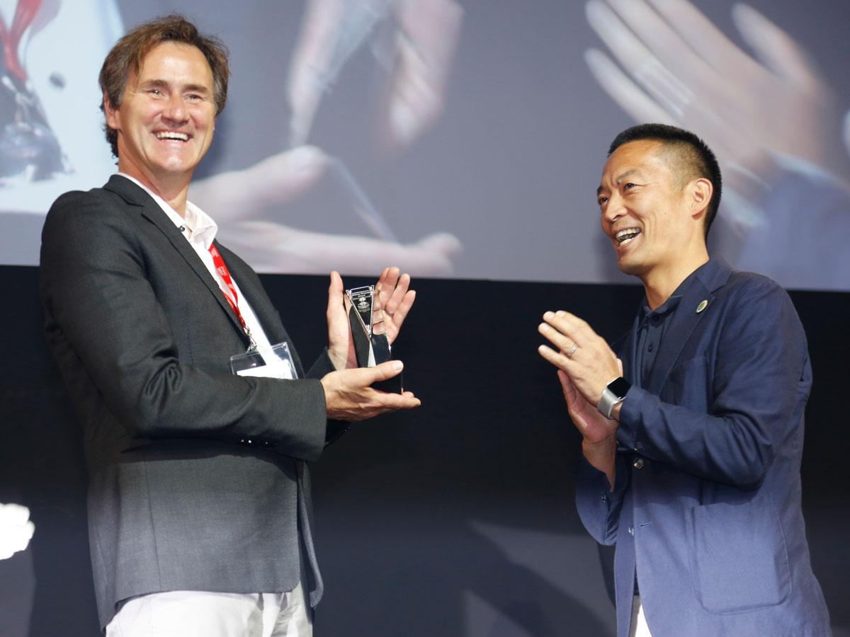 （左から）「Shibuya Divercity Award」を受賞したマリオ・モラン監督とプレゼンターを務めた長谷部健渋谷区長