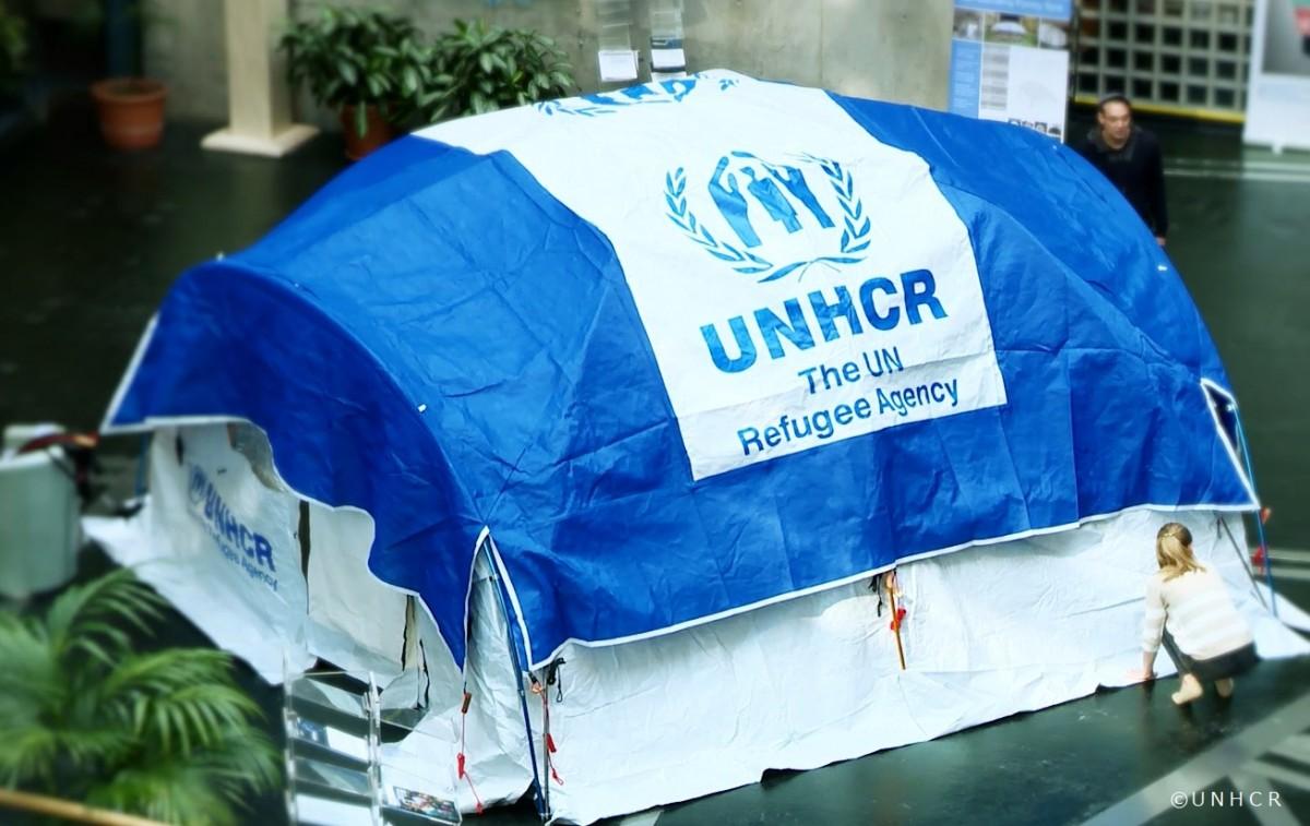 イベント当日に設営されるテントはUNHCRがデザインし、改良を重ねた最新型。難民キャンプで実際に5人家族用に使われている