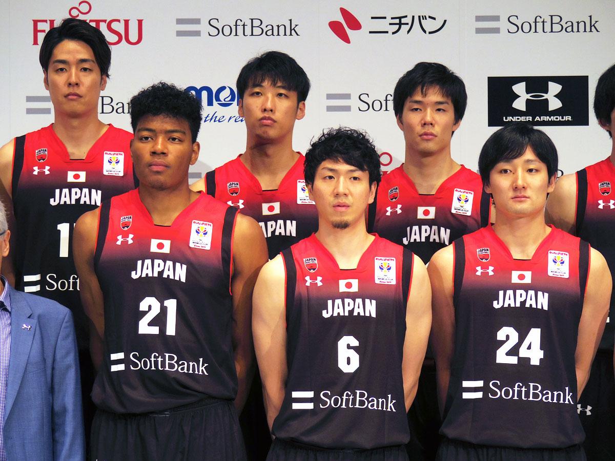 代表候補に選出されたアルバルク東京の田中大貴選手（前列右）、竹内譲次選手（後列左）、馬場雄大選手（同右）ら