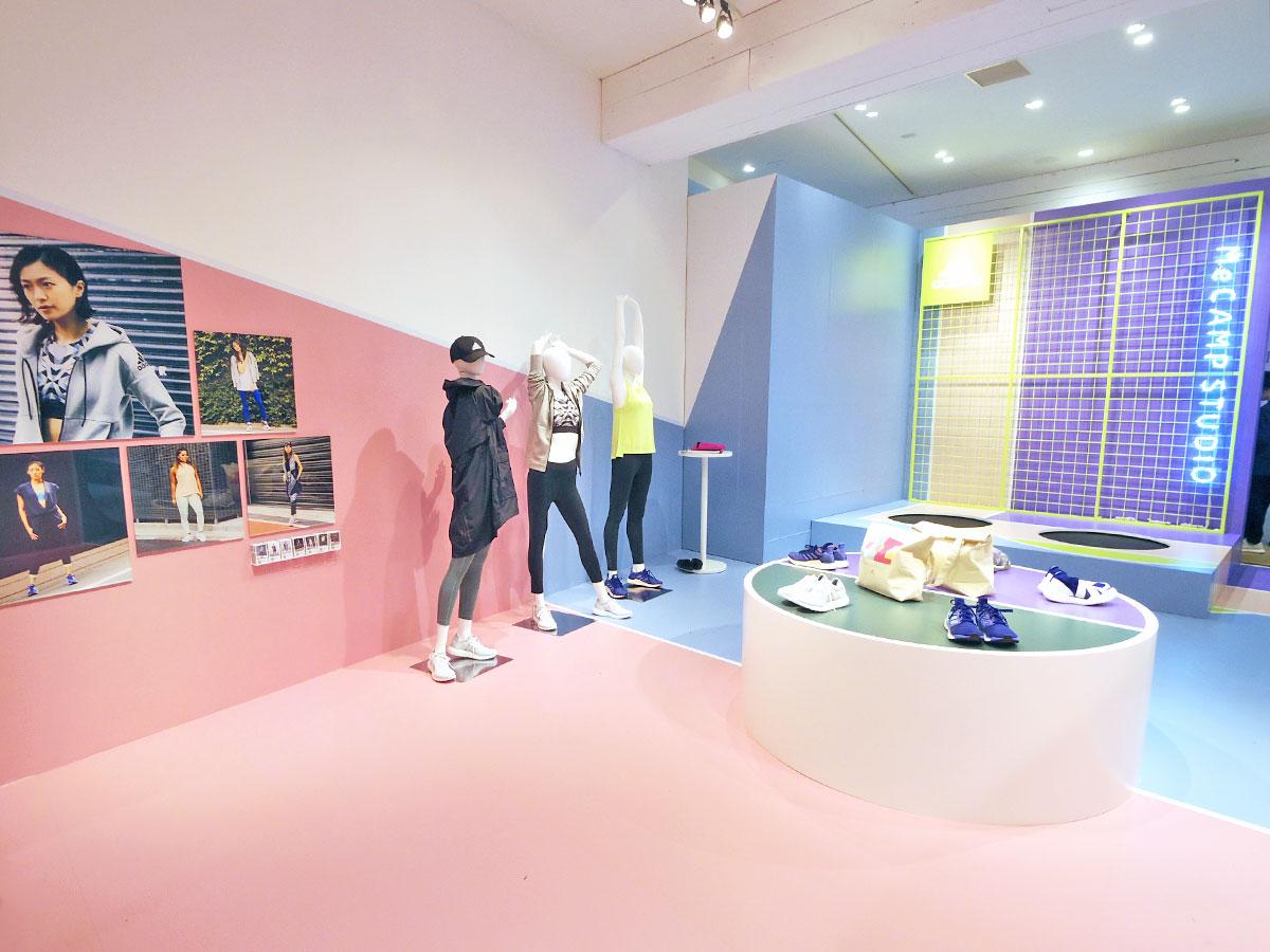 トレーニングウエアを展示する1階