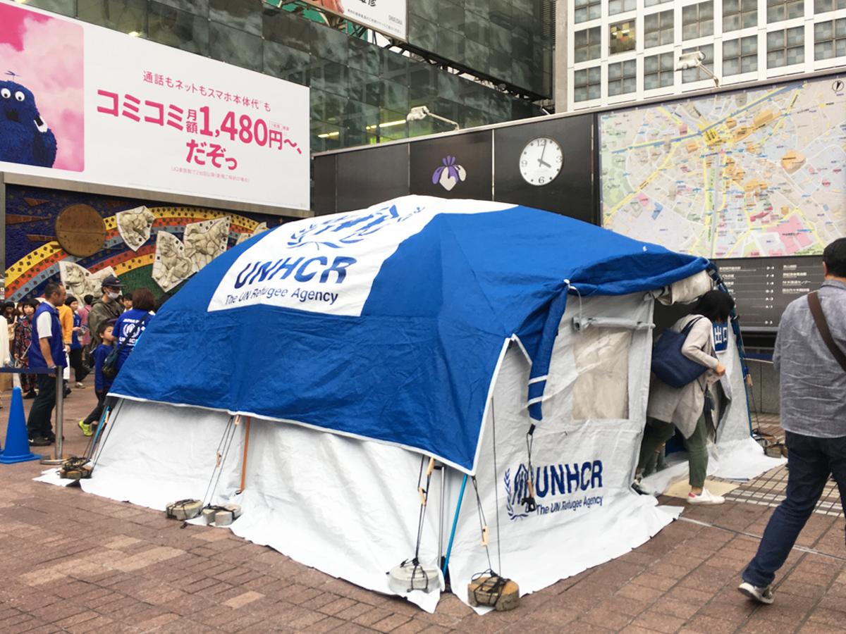 渋谷駅ハチ公前広場に一日限定で出現した難民キャンプ用のテント。若者らが職員の話に耳を傾ける姿も見られた