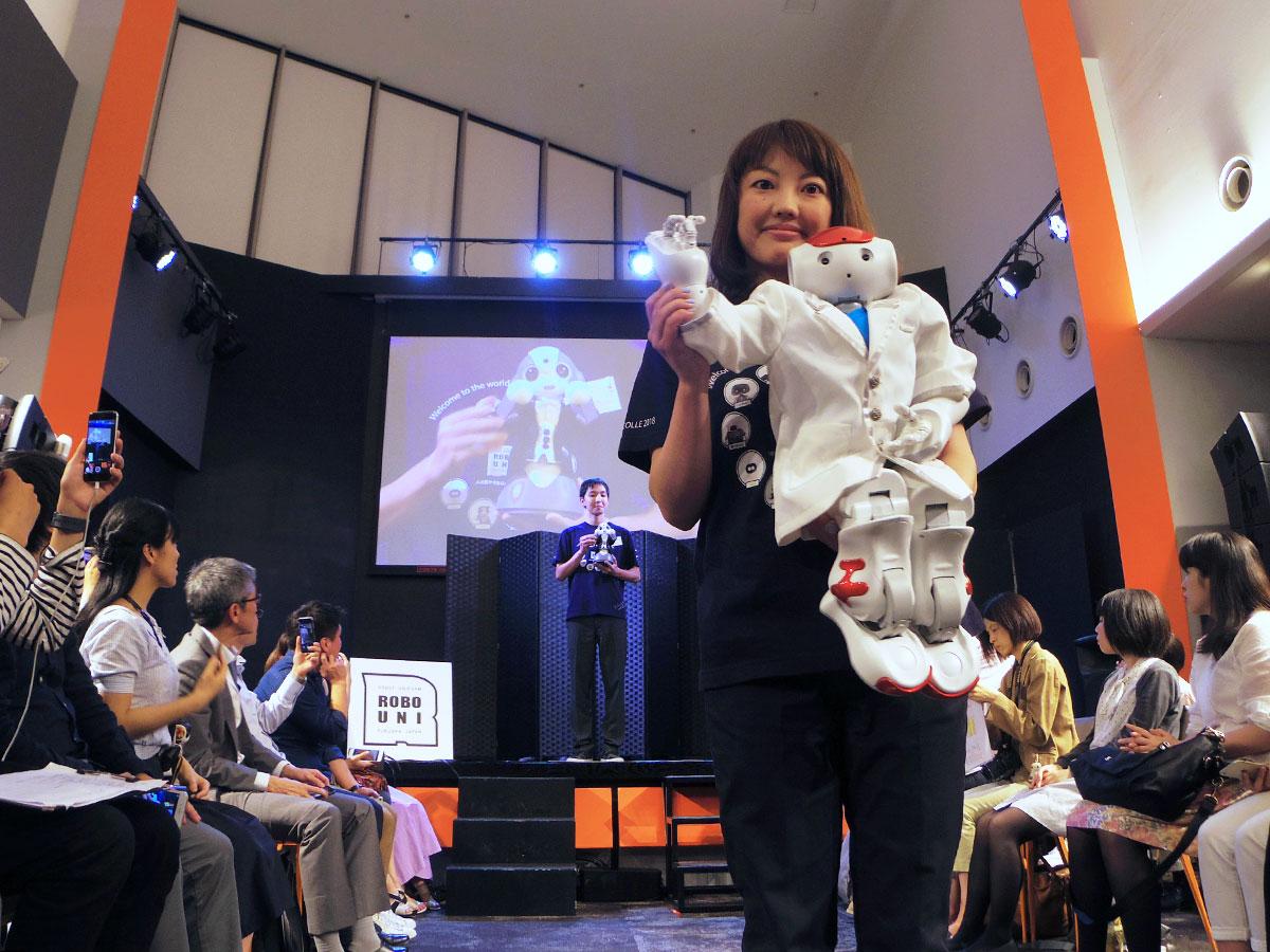 衣装を着せられたロボットが登場したファッションショー