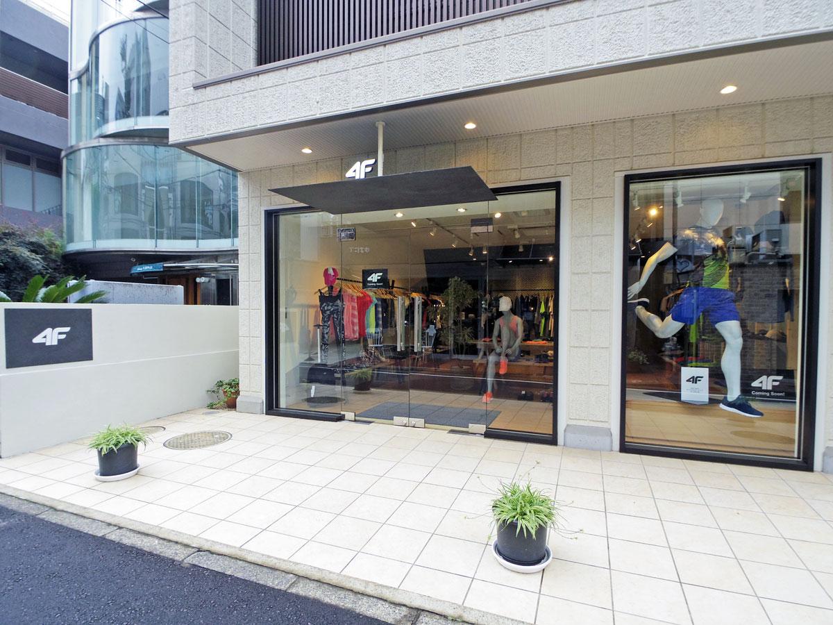 表参道の路地に位置する店舗外観