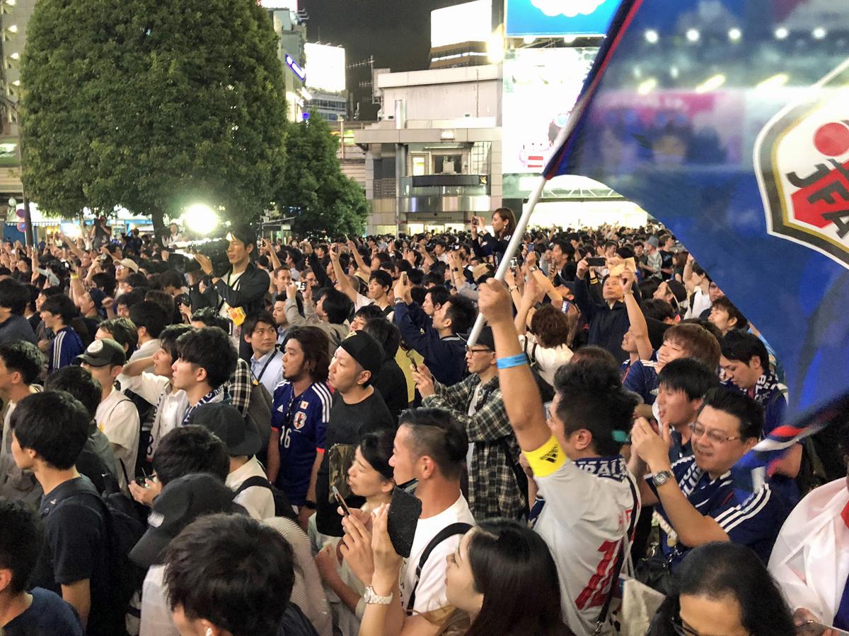 W杯日本代表初戦となったコロンビア戦の勝利に沸くサポーターらで埋め尽くされた渋谷・スクランブル交差点の様子
