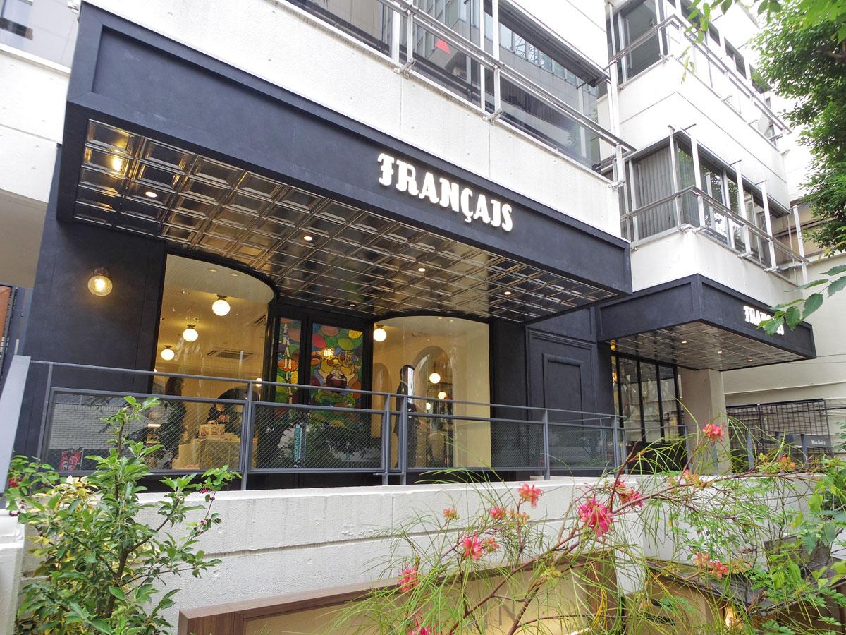 路地に位置する店舗の外観