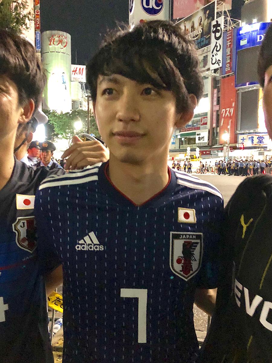 「おめでとう」の声とともにハグや握手、撮影攻めにあった柴崎岳選手「そっくり」の大学生、西島拓斗さん（20）